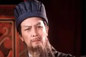 千年忠魂，声声不息！网友以英文真情共诵《出师表》，一字一句皆是赤诚的共鸣。历史的声音跨越语言和时空依然清晰，因为热爱与敬意从未改变。视频封面