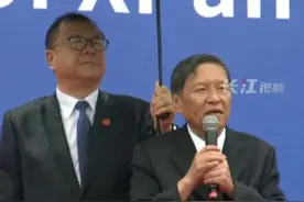#西安交大毕业典礼恰逢大雨书记为校长撑伞完成演讲#王树国校长 #王树国视频封面