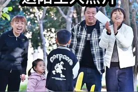 带着六岁儿子送陌生人照片 祝大家幸福平安 #亲子日常 #每个瞬间都值得被记录 #给陌生人拍照 #抓拍美好瞬间 #摄影视频封面