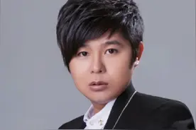 #邱永传 #江西赣州人 #江西明星 #赣州名人 #江西名人  音乐制作人 @DOU+小助手  邱永传，1988年6月2日出生于江西省赣州市，中国内地男歌手、音乐制作人。2005年，创作出第一首原创歌曲《海盟誓言》。2012年3月，因一首伤感情歌曲《十一年》而成名。7月，与向银莹合作演唱并发行歌曲《伤心你的堕落》。2014年9月，发布伤感歌曲《十二年》，发布仅一天的时间便获得了音乐飙升榜第一名、音乐网络红歌榜第一名。2024年9月，发行原创歌曲《十三年》，发布当天获得了酷狗音乐飙升榜。视频封面