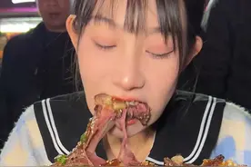 牛头挑战！创新纪录 百人围观最后居然…#牛头 #挑战 #大口吃肉 #妈呀太香了视频封面
