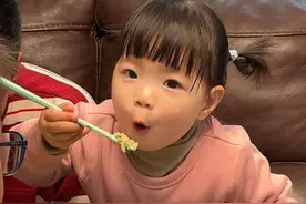 还真有小孩天生就爱吃饭！这刻在骨子里的中国基因，她才15个月就这么暖心#人类幼崽迷惑行为大赏视频封面