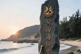 山河守阵赋，青锋划破云霭，七十二根玄铁柱破土而出，如龙脊贯连八荒。指尖捻动阴阳鱼，掌心流转周天星斗，我以昆仑雪水为墨，将五千言刻入大地经纬。罡风呼啸处，八阵图化作青铜巨轮碾过天穹，坎水阵悬瀑倒卷浊浪，离火阵赤焰灼烧魍魉。六十四道金光锁链自北斗垂落，将妄图吞噬人间的妖邪困于太虚。踏罡步斗间，山河与我同频脉动。看那黄河九曲成卦象，长江万里化灵脉，我立天地中央，以道心为阵眼，誓守人间炊烟不熄，护这锦绣山河千年无恙。风起时，衣袂翻涌如银河倾泻，三清虚影在云层中若隐若现。此阵既成，便是天道与我共执牛耳——邪祟不灭，道心不死；苍生不安，此阵不撤！#道家济苍生  #道家文化 #阵法 #太上有命 #护龙一族