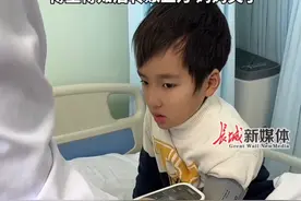 2月24日#北京 8岁儿子患脑瘤失明，重庆妈妈带男孩北京摆摊擦鞋抗癌，54岁姥姥早6晚11跑外卖，博主得知后转账五万，妈妈哭了… #泪目 #妈妈 #感动瞬间 #破防视频封面