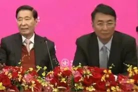 李兆基最牵挂的事：那个未完成的“儿子婚礼”！ 97岁时的李兆基这位前亚洲首富在生命的最后时刻，反复呢喃着，不是千亿帝国的交接，而是大儿子李家杰的婚事。在生命的最后李兆基多次让佣人把李家杰学生时代的相册拿到床边。泛黄的照片里，22岁的李家杰搂着初恋女友笑得灿烂。老人颤抖的手指抚过相框玻璃，对守护在旁的孙辈说："要是当年没拆散他们.…" 3月16日深夜，他突然清醒过来，执意要穿西装打领结。当李家杰匆匆赶来时，父亲拉着他的手往自己口袋里塞，里面是个丝绒盒子，装着刘惠娟当年的结婚戒指。"杰仔，爸爸错了…”这是他留给儿子的最后话语。在整理时，家人发现李兆基手写的一封未寄出信件。信中写道：”我总以为给你金山银山就是爱，却忘了婚姻是两个人的事。看到你独自带着三个孩子生活，我才明白，真正的传承不是钱，是家的温度。"信纸被泪水晕染出斑斑痕迹，落款日期是2024年母亲节。那天，他本想让李家杰带孩子们回家吃饭，却在电话里听到孙子们喊"爸爸在开会"的背景音。李家杰将父亲的婚戒戴在自己无名指上。这个持续了40年的“对抗”，最终以血脉相连的方式和解62岁的他对着车窗倒影轻轻说了句："爸，我会试着打开心门。" 这个故事让人想起李兆基晚年常看的电视剧《溏心风暴》。剧中那句“一家人最重要的是整整齐齐"，成了他反复抄写的毛笔字。在财富与亲情的天平上，这位商业巨子用一生的遗憾，给所有父母上了一课：真正的豪门传承，不在保险柜里，而是在子女的笑容里。视频封面