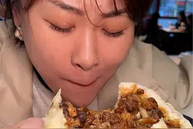 带南方媳妇挑战两斤的牛肉大包子！#谁懂这一口的好吃程度 #清真美食 #西关美食街 #沈阳美食视频封面