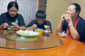 时隔十几年没见的老同学，久别重逢已非少年，这是毕业后的第一次见面，依然亲切，有说不完的话语，有久别重逢的欣喜，相聚使我们重温起上学时的美好时光，难忘我们共同相处的日子。愿时光不老，我们不散。愿未来的日子我们越来越好。来之前还跟她说，等下过来我们一起拍个视频，她有些腼腆了！#新农人计划2025 #农村美食 #我的乡村生活 #乡村守护人 #100个真实农村故事