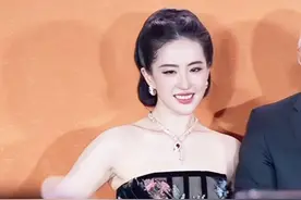 刘亦菲宝格丽晚宴内场的一些可爱瞬间 #刘亦菲 #刘亦菲宝格丽全球代言人 #宝格丽晚宴 #刘亦菲安妮海瑟薇同框 #刘亦菲蝴蝶刺绣裙视频封面