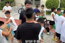 娥氏集团发福利，没有领到的等第二批，发放时间另行通知#娥哥随拍#娥家班#娥哥的兄弟们 #娥哥忘年交