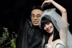 #王琳 穿婚纱走秀 可爱比心❤️ 哪里看得出这是54岁的雪姨！视频封面