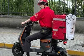7月13日，673天没进组的胡一天被网友偶遇在上海送麦旋风，网友调侃：终于找到工作了！#点外卖配送员是胡一天 #胡一天新工作是送外卖 #胡一天在上海送外卖