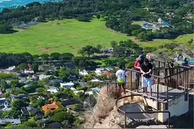 这里是美国夏威夷 距离美国本土最远的一个洲 以旅游度假闻名全世界 太平洋上一颗璀璨的明珠 提到夏威夷你最先想到的是什么呢 #美国#夏威夷#治愈系风景#带你去看海#内容启发搜索视频封面