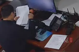 据九派新闻3月18日报道，重庆，一名13岁初中男生花光奶奶仅有的4.3万积蓄：2万充值手机游戏，曾一口气买三部手机两部送同学。视频封面