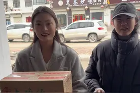 今天大姑姐来家里面了，还给刘明凯准备了礼物，没想到现在八斤也有才艺了，跟着音乐也能跳起来了，等梦琦上学回来我也给梦琦安排这个惊喜。 #记录真实生活 #婚后生活视频封面