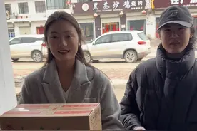 今天大姑姐来家里面了，还给刘明凯准备了礼物，没想到现在八斤也有才艺了，跟着音乐也能跳起来了，等梦琦上学回来我也给梦琦安排这个惊喜。 #记录真实生活 #婚后生活视频封面