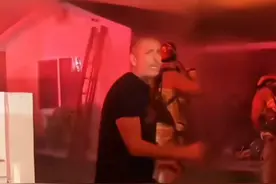 #热点话题 # 男子在大火后与他的猫咪重聚。国外男子的房子发生了一场大火，男子发现自己的猫咪还在房子里，当最后一名消防员从火场中救出自己心爱的猫，硬汉跪倒在地上喜极而泣，一遍一遍的亲吻小猫，不断用冷水给小猫降温。十年前他永远失去了儿子，小猫是儿子留下的遗物，只要小猫还活着，一切都不算太遭～ 视频封面