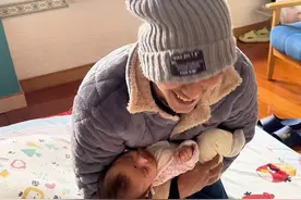 尼泊尔婆婆和老公抢着带娃，我都快轮不上抱娃啦#混血宝宝 #尼泊尔 #日常vlog #人类幼崽 #二胎视频封面