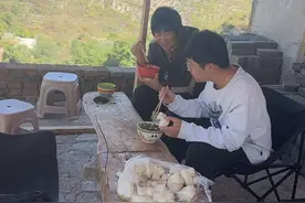 弟弟从学校回来在家就是最幸福的，吃饭的时候婆婆给弟弟盛了满满的一碗饭，婆婆让弟弟把他不喜欢吃的菜，夹她碗里，弟弟笑着说婶婶别吃我的省菜，婆婆告诉弟弟哪有做父母的嫌弃自己孩子的，弟弟回来就喜欢跟着婶婶，因为在婶婶身边才能感受到妈妈的爱，一个是我的婆婆，一个是我的娘家弟弟，现在却变成了最亲的人#婆婆帮我照顾娘家弟弟视频封面