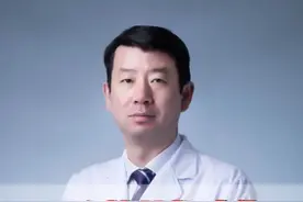 教男性朋友一个简单动作，测心血管疾病的风险，十个都做不到的同志们要注意了！#俯卧撑 #心血管疾病 #男性健康 #抖出健康知识宝藏 #关爱男性医学科普视频封面