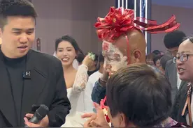 又被拉上台临时救场，这个环节也不需要太多高深莫测的人生道理，让自己带入到宾客试场说出他们想听的话，并且快速过度下一个环节就可以。#德州 #婚宴现场 #婚礼主持人 #艺声的全国婚旅 #氛围场婚礼美学视频封面
