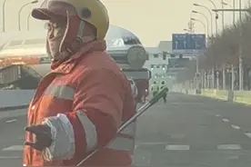 天津这地界太复杂了，领导问我怎么迟到了，我说路上堵了个飞机你信吗#飞机堵路 #飞机堵车 #亲海公园 #路上堵飞机视频封面