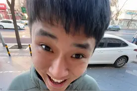 这脸变的也太快了吧！#侯多余 #姐弟恋 #情侣日常 #身高2米视频封面