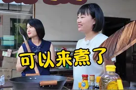 夏日炎炎，这粥真甜～夏天没食欲来碗虾粥！煮粥食材一定要新鲜，食材买回来直接到锅里。用白丁虾文蛤和两根排骨熬一锅粥，一下能吃两大碗。#闽南美食#海鲜粥 #虾粥 #砂锅粥 #新农人计划2025
