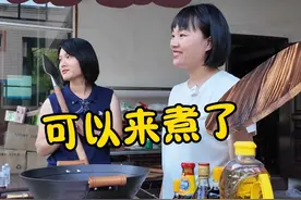 夏日炎炎，这粥真甜～夏天没食欲来碗虾粥！煮粥食材一定要新鲜，食材买回来直接到锅里。用白丁虾文蛤和两根排骨熬一锅粥，一下能吃两大碗。#闽南美食#海鲜粥 #虾粥 #砂锅粥 #新农人计划2025