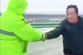 #新疆是个好地方：G30连霍高速鄯善县三十里风区风力达到13级，鄯善县公安交警大队执勤民警迅速反应，第一时间赶赴现场。不畏狂风，全力清理故障货车，保障道路尽快恢复畅通。视频封面