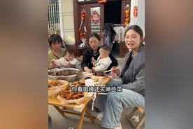 婚后两个月，第一次和婆婆一起去走亲戚，大姨说这个公鸡就等着我们来吃呢，刘明凯直接现场抓鸡，大姨人也特别好，特别热情， #记录真实生活 #婚后生活视频封面