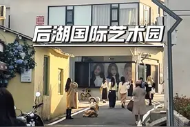 这里不是韩国！！是长沙后湖！长沙这里太适合citywalk 真的炒鸡好拍，包出片的！ 📍路线：先去后湖D区（探店的话大部分集中在D区），店铺真的好好看，巨出片~~ 转完正好到湖边一边看日落，一边吹着微风听着好听的音乐真的很舒服～ 晚上路边还有很多有趣的小摊～小吃街烧烤夜宵应有尽有，可以逛逛吃吃！鲜花啤酒摊应有尽有，吃饱喝足结束一天的行程#长沙后湖#长沙旅游攻略#长沙小众打卡点