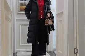 今天穿酒红色毛衣，搭配长款羽绒服，又保暖又好看😊视频封面