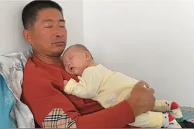 小两口不在家谁哄孩子？爷爷回家先换衣服再抱孙子，值得夸奖哈视频封面
