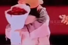 这就是偶像剧走进现实吗？谢娜骑车到鸟巢给张杰送花！张杰拿着花抱着谢娜幸福感冲出屏幕！“杰哥，还记得哈尔滨的玫瑰专场吗”视频封面
