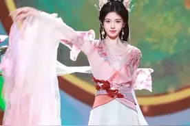 #江苏卫视ai荔枝春晚  #鞠婧祎  一袭红衣惊艳亮相，演唱国风歌曲《壁上观》。宿命般的旋律搭配小鞠故事感的演唱，一幅幅画卷彷佛在屏幕前缓缓铺开，带我们领略别样的曲中韵味#江苏卫视春晚视频封面