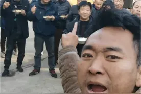 货车司机想找个，停车吃饭的地方太难了##货车驾驶员 #开货车的小哥 #大货车盲区 #4米2蓝牌货车 #黄牌货车 @黑哥司机之家视频封面