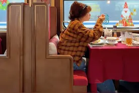 普通人第一次坐中国豪华火车有多震惊？#vlog日常 #高铁 #春运视频封面
