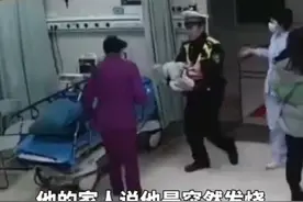 #曾跳桥救人的辅警又救人了 近日，湖北武汉，一名2岁幼童突发高烧抽搐，家人送医途中遇到堵车，便向正在执勤的交警求助，辅警韩靖抱起孩子狂奔500米，仅用3分钟冲进医院送医。救人辅警韩靖曾在特种部队服役，2023年他曾跳江救人，引发全国网友点赞。视频封面