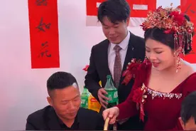 今日是见证幸福的一天，外甥炜炜和外甥媳妇舒淇结婚咯，愿两人新婚快乐，百年好合，也祝愿天下有情人都能够终成眷属，记得今晚8点50，来直播间看新郎新娘哦 视频封面