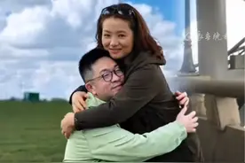 男子的妈妈已离世13年 他用AI让自己与妈妈来了一次拥抱 网友：这才是AI的意义视频封面