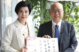 数学5年内会有大变化 对人工智能是否能探索自然奥秘存疑 丘成桐认为人工智能基本上在文献找到很多知识，把这些知识组合起来，只能够做到此，很期待人类数学家、物理学家或工程学家们能够发现宇宙另一个让人惊喜的规律和概念，他不相信人工智能能”发现”新的自然奥秘。 #莉人物#吴小莉采访丘成桐#丘成桐#大有学问视频封面