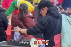 杂技舞台下 辛苦忙碌的年轻捡破烂小伙#捡废品 #时尚穿搭 #靠自己双手赚钱不丢人视频封面