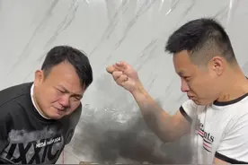 对色球憋着 这夹鼻子是不是有点搞笑！哈哈哈#看一遍笑一遍 #哈哈哈哈哈哈我要笑死了 #笑到肚子疼 #憋住不准笑 #憋着挑战视频封面