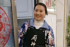 看到这一幕让人心疼，让人泪目！公公突然来到儿媳家，儿媳的一番话令人感动！人民日报曾说过：父母存在的意义不是给了孩子舒适和富裕的生活，而是当你想到你的父母时，你的内心会充满力量，会感受到温暖，从而拥有克服困难的勇气和能力。总有一天你会恍然大悟，父母是你花心思花时间最少，却是最爱你的人。父母之恩大于天！愿每个朋友的父母都能健康平安幸福！#公公也是爸 #夫妻日常 #感动 #百善孝为先 #正能量视频封面