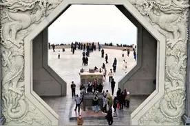 好消息，鹤壁9月26日—29日“中原文博会”期间景区免费开放 文博会期间鹤壁所有25家A级景区全部免门票。其中包括云梦山景区，古灵山景区，朝阳山景区，大丕山景区，浚县古城，五岩山景区，阿斗寨景区，太极图景区，桑园小镇等。所有星级酒店、民宿七折迎客@探路先锋小黄豆儿 #小众旅游城市排行榜 #旅行推荐官 #鹤壁 #中原文博会 #摩旅小诗人刘白