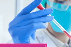 抽血化验前的注意事项：确保检测结果准确 抽血化验前的空腹要求及其他相关注意事项。  空腹要求  根据国家卫生健康委员会发布的《静脉血液标本采集指南》（WS/T 661—2020），空腹意味着至少8小时不进食，理想情况下是12到14小时，但空腹时间不宜超过16小时。为了达到这个标准，我们建议从晚餐后到第二天抽血前尽量不要吃东西，晚餐也不宜吃得太晚。通常体检中心会建议晚上9点后避免进食，以确保满足空腹时间的要求。而最佳的抽血时间是上午7:00至9:00，这个时间段可以获得更准确的检测结果。  水和药物的摄入  喝水：虽然要求空腹，但可以喝少量的水，最好不要超过100ml。保持口腔湿润有助于舒适感。  服药：如果你需要正常服用降压药等药物，也是没有问题的，因为以少量白开水送服药物对检验的影响不大。但是，请告知医生你服用了哪些药物，以便他们评估是否会影响检测结果。  注意事项  1. 饮食习惯  采血前不宜改变饮食习惯：保持日常饮食，避免暴饮暴食或极端节食。  24小时内不宜饮酒：酒精可能影响某些检测项目的准确性。  2. 运动与情绪  避免剧烈运动：采血前24小时内不宜剧烈运动，以免影响检验结果。  避免情绪波动：采血当天应避免情绪激动，最好静息至少5分钟，以确保检测结果的准确性。  需要空腹的检测项目  并非所有项目都需要空腹，但以下项目通常需要空腹采血：  糖代谢：如血糖、糖化血红蛋白等。  血脂：如总胆固醇、甘油三酯、低密度脂蛋白胆固醇（LDL-C）、高密度脂蛋白胆固醇（HDL-C）等。  血液流变学：如血小板聚集率等。  骨代谢标志物：如钙、磷、碱性磷酸酶等。  其他：如肾功能、肝功能等。  采血体位  门诊患者：通常采用坐位采血。  病房患者：通常采用卧位采血。  特定检测项目：如肾素、血管紧张素、醛固酮等，需遵循医嘱要求的体位进行采血。  特殊情况  正在输液：应在输液结束3小时后采血，或在下次输注前采血。紧急情况下，如果必须在输液时采血，那么应在输液的对侧肢体或同侧肢体输液点的远端采血，并告知检验人员。  总结  遵循以上指南，我们可以确保采血过程顺利进行，并获得准确的检测结果。希望大家在抽血化验前都能做好充分的准备，保持健康的生活方式，定期体检，及时了解自己的健康状况。  #硬核健康科普行动 #抽血化验需要空腹吗 #抖音知识年终大赏 #医姐鸥姐