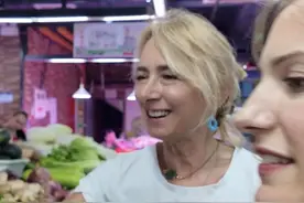 带外国丈母娘游中国… 成功让外国丈母娘用上了中国的移动支付，结果就是乱买一切她好奇的东西#外国人在中国 #跨国家庭日常 #在拍一种很新的vlog #看见100种生活 #老外视频封面