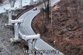 国内乃至世界首个山地列车！都江堰至四姑娘山“都四项目”起于都江堰市区成灌高铁枢纽站，止于阿坝州小金县四姑娘山镇，线路全长123.18公里，概算总投资215.89亿元，全线共设车站12座，正线为双线，行车最高速度120公里/小时，齿轨路段30公里/小时，牵引种类采用第三轨供电，具有爬坡能力强、占地面积小、地形适应能力强、绿色低碳、安全可靠等显著优点#都四铁路 #超级工程 @抖音短视频 @抖音媒体内容优推官 @抖音创作者大会 @DOU+上热门