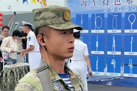 青岛北海舰队开放日，海军陆战队手里拿着是啥？看着好先进好厉害 #青岛北海舰队 #保家卫国 #海军