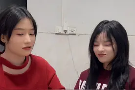 趣味游戏 梦幻炸金花看谁炸鸡@沙雕表妹 @沙雕姐妹酒局  #扑克牌的各种玩法 #视频纯属娱乐请勿模仿 #过年提前练习牌技 #沙雕女孩欢乐多 #是时候展现真正的技术了视频封面